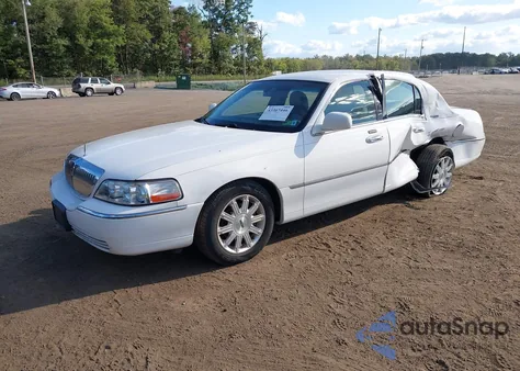 2009 Lincoln Town Car Signature Limited from USA, damaged, VIN 2LNHM82V09X633512